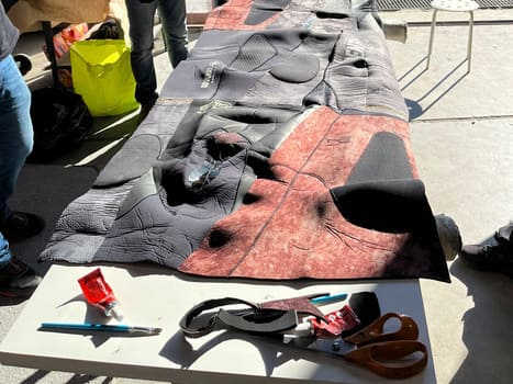 Des combinaisons de plongée recyclées pour aider les SDF