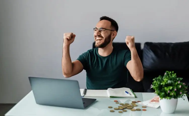 Photo d'un homme heureux de d'envoyer ses cartouches d'imprimante rapidement et facilement